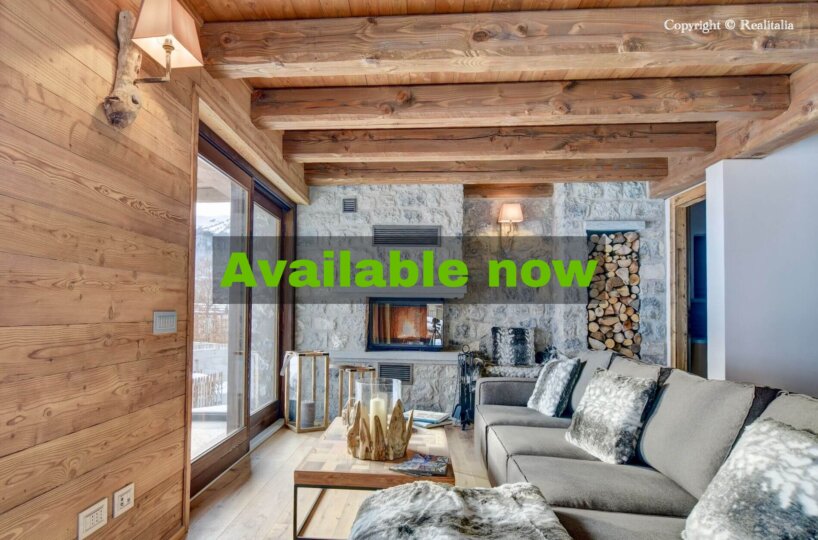Chalet_2_lounge_fire_place_I_Almellina_Estate_Landing_banner_withtext7